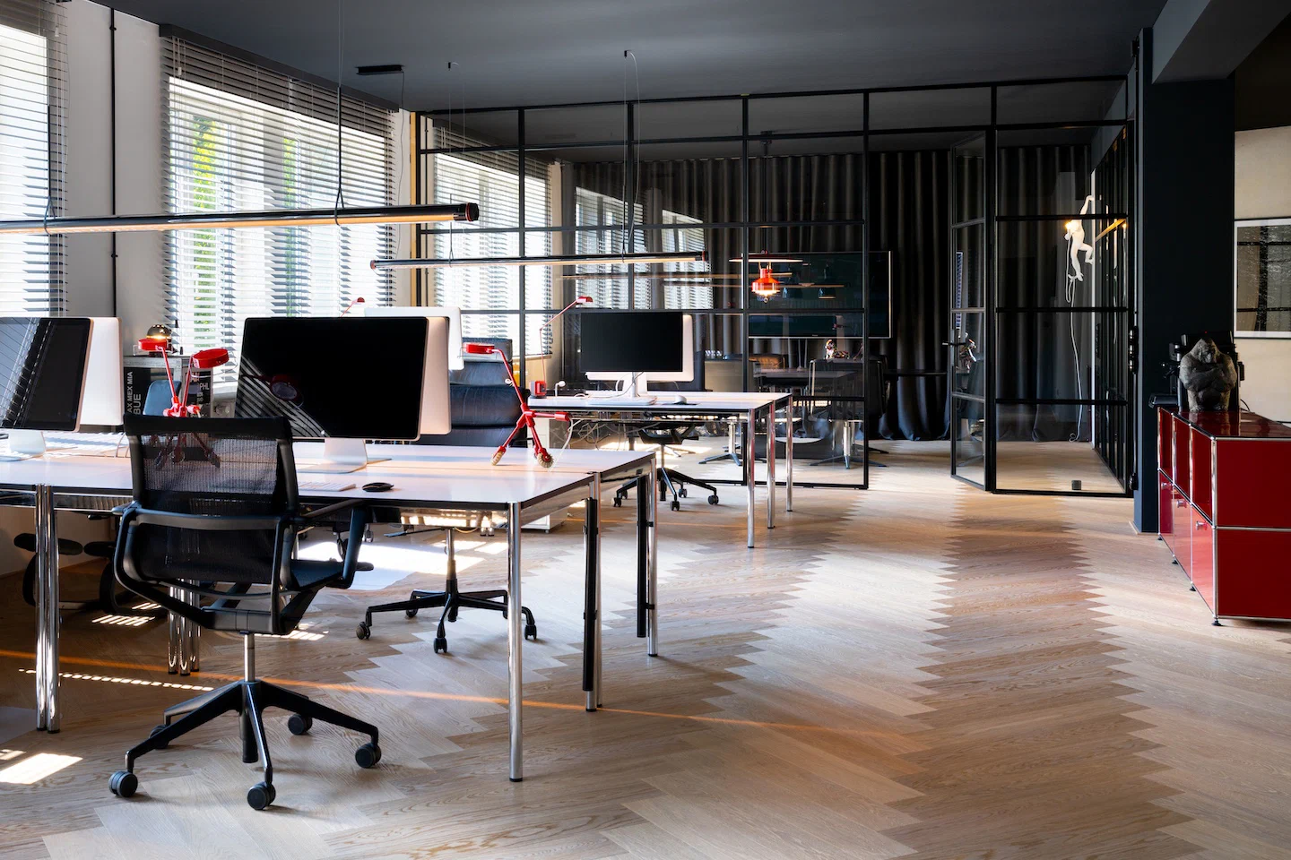 Schreibtische und gemeinsame Arbeitsbereiche im Büro von ape factory
