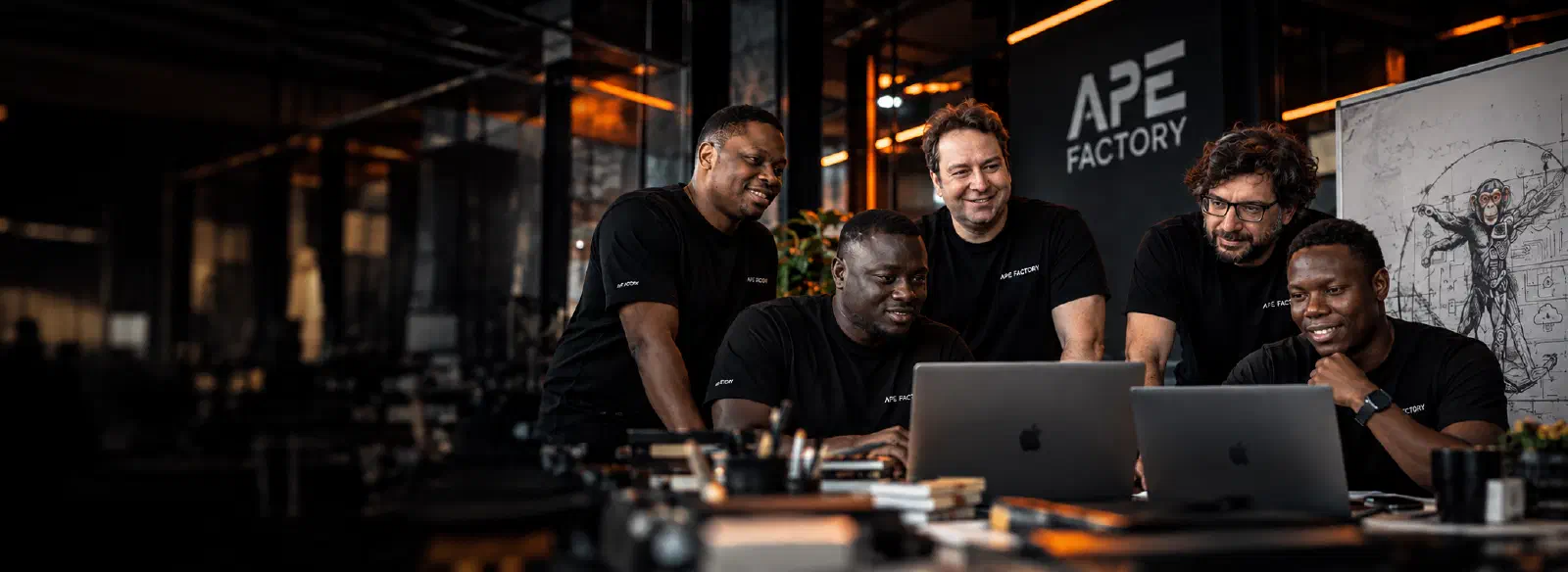 Illustration eines Teams von ape factory bei der Zusammenarbeit an Laptops.